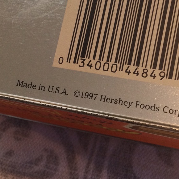 Set of four vintage tins, Hershey Chocolate 1990, 2001 and Reese’s 1997 - Picture 4 of 16